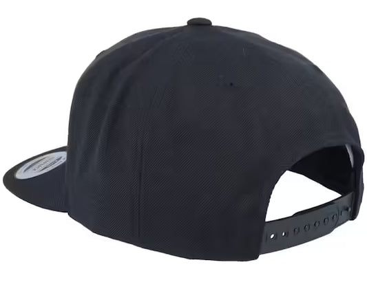 Musta snapback-lippalakki, jossa ruskea hirvieläinmerkki