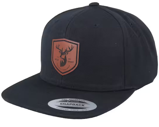 Musta snapback-lippalakki, jossa ruskea hirvieläinmerkki